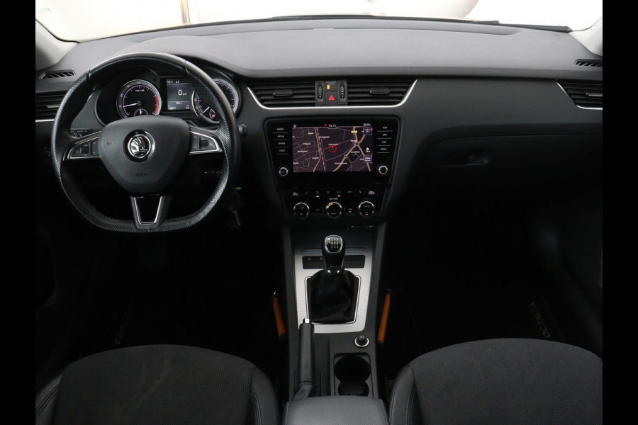 Škoda Octavia 1.0 TSI Ambition | Stoelverwarming | Trekhaak | Half leder | Carplay | Navigatie | Sportstuur | Climate control | Parkeerhulp | Cruise control | Bluetooth
