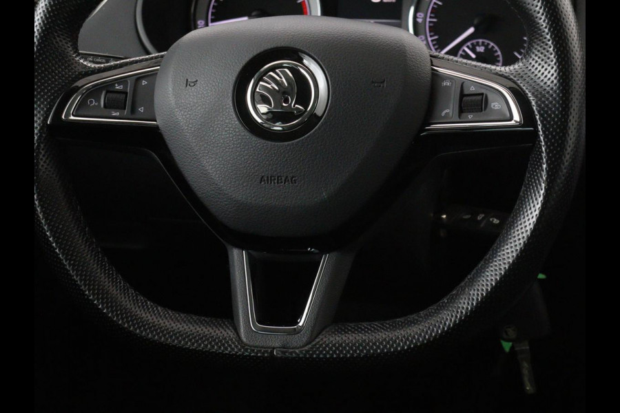 Škoda Octavia 1.0 TSI Ambition | Stoelverwarming | Trekhaak | Half leder | Carplay | Navigatie | Sportstuur | Climate control | Parkeerhulp | Cruise control | Bluetooth