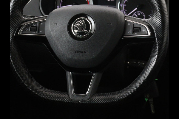 Škoda Octavia 1.0 TSI Ambition | Stoelverwarming | Trekhaak | Half leder | Carplay | Navigatie | Sportstuur | Climate control | Parkeerhulp | Cruise control | Bluetooth