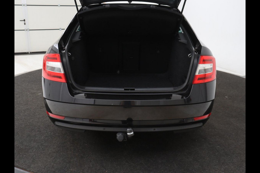 Škoda Octavia 1.0 TSI Ambition | Stoelverwarming | Trekhaak | Half leder | Carplay | Navigatie | Sportstuur | Climate control | Parkeerhulp | Cruise control | Bluetooth