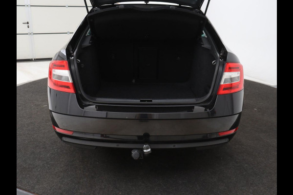 Škoda Octavia 1.0 TSI Ambition | Stoelverwarming | Trekhaak | Half leder | Carplay | Navigatie | Sportstuur | Climate control | Parkeerhulp | Cruise control | Bluetooth