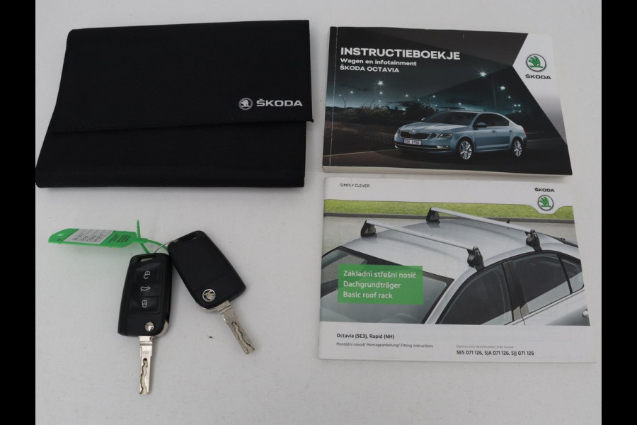 Škoda Octavia 1.0 TSI Ambition | Stoelverwarming | Trekhaak | Half leder | Carplay | Navigatie | Sportstuur | Climate control | Parkeerhulp | Cruise control | Bluetooth