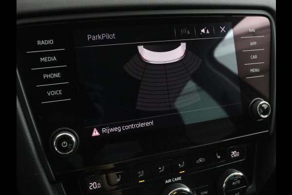 Škoda Octavia 1.0 TSI Ambition | Stoelverwarming | Trekhaak | Half leder | Carplay | Navigatie | Sportstuur | Climate control | Parkeerhulp | Cruise control | Bluetooth