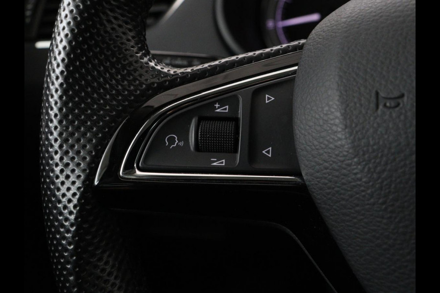 Škoda Octavia 1.0 TSI Ambition | Stoelverwarming | Trekhaak | Half leder | Carplay | Navigatie | Sportstuur | Climate control | Parkeerhulp | Cruise control | Bluetooth