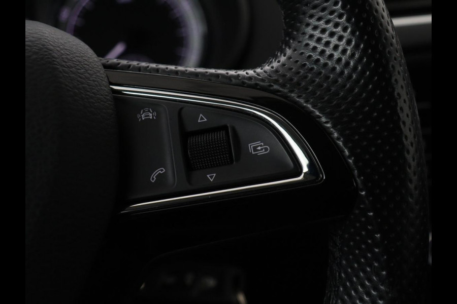 Škoda Octavia 1.0 TSI Ambition | Stoelverwarming | Trekhaak | Half leder | Carplay | Navigatie | Sportstuur | Climate control | Parkeerhulp | Cruise control | Bluetooth