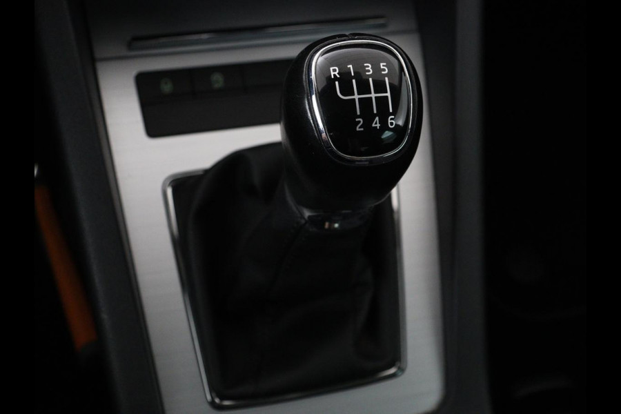 Škoda Octavia 1.0 TSI Ambition | Stoelverwarming | Trekhaak | Half leder | Carplay | Navigatie | Sportstuur | Climate control | Parkeerhulp | Cruise control | Bluetooth