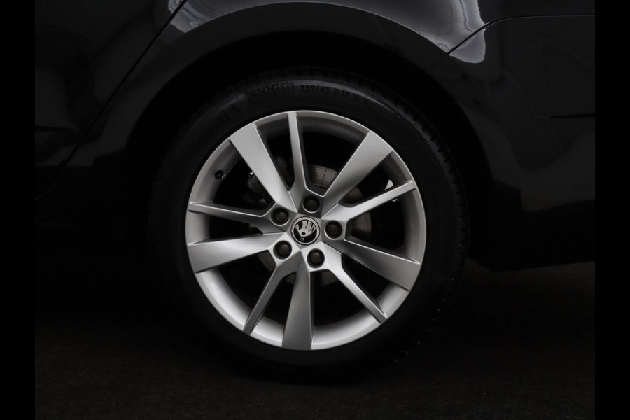 Škoda Octavia 1.0 TSI Ambition | Stoelverwarming | Trekhaak | Half leder | Carplay | Navigatie | Sportstuur | Climate control | Parkeerhulp | Cruise control | Bluetooth