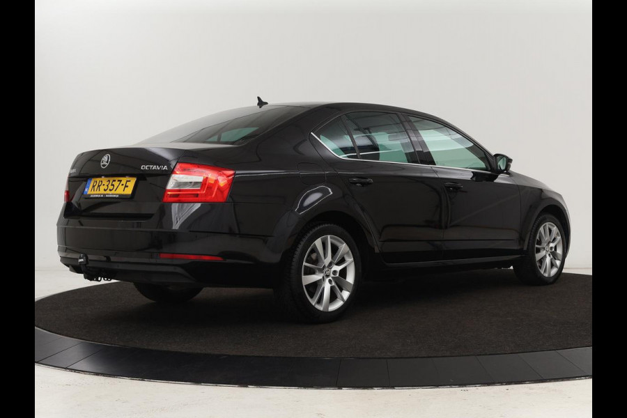 Škoda Octavia 1.0 TSI Ambition | Stoelverwarming | Trekhaak | Half leder | Carplay | Navigatie | Sportstuur | Climate control | Parkeerhulp | Cruise control | Bluetooth