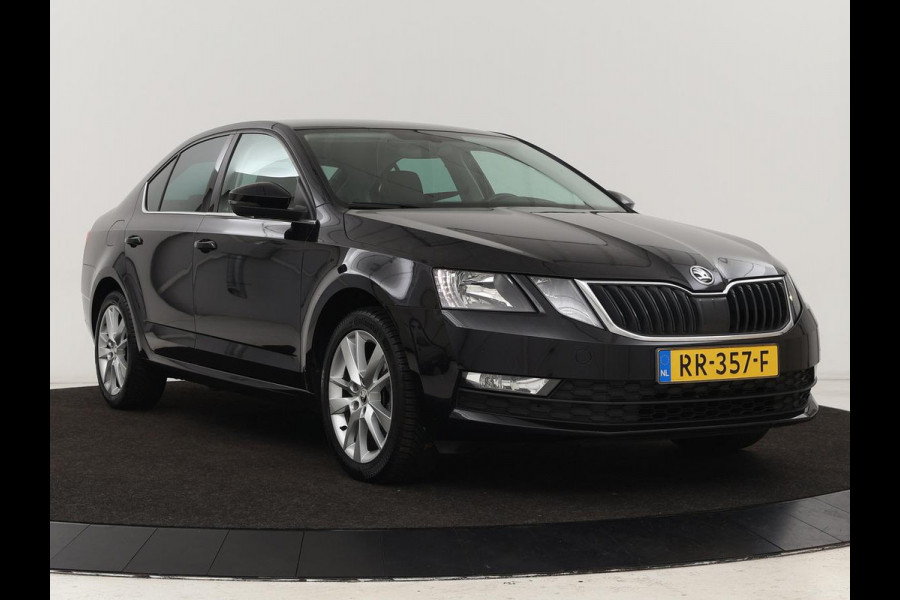 Škoda Octavia 1.0 TSI Ambition | Stoelverwarming | Trekhaak | Half leder | Carplay | Navigatie | Sportstuur | Climate control | Parkeerhulp | Cruise control | Bluetooth