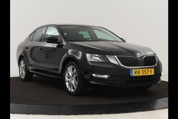 Škoda Octavia 1.0 TSI Ambition | Stoelverwarming | Trekhaak | Half leder | Carplay | Navigatie | Sportstuur | Climate control | Parkeerhulp | Cruise control | Bluetooth