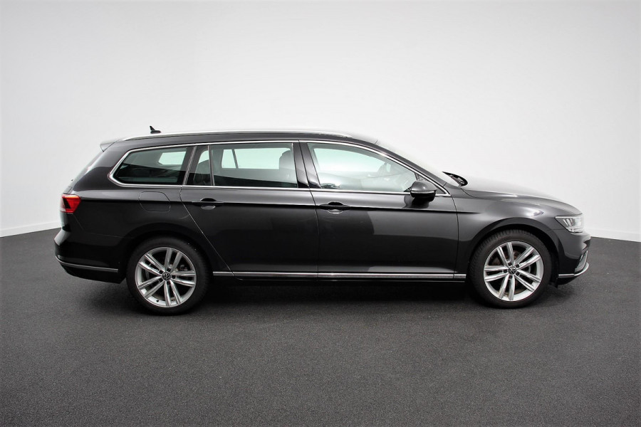 Volkswagen Passat Variant 1.5 TSI 150pk DSG Elegance Plus Pro | Navigatie | Camera | Climate Control | Adaptive Cruise Control | Elektrische Achterklep | Lane Assist | LED | DAB |