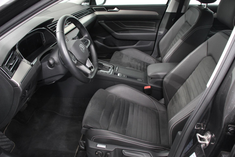 Volkswagen Passat Variant 1.5 TSI 150pk DSG Elegance Plus Pro | Navigatie | Camera | Climate Control | Adaptive Cruise Control | Elektrische Achterklep | Lane Assist | LED | DAB |