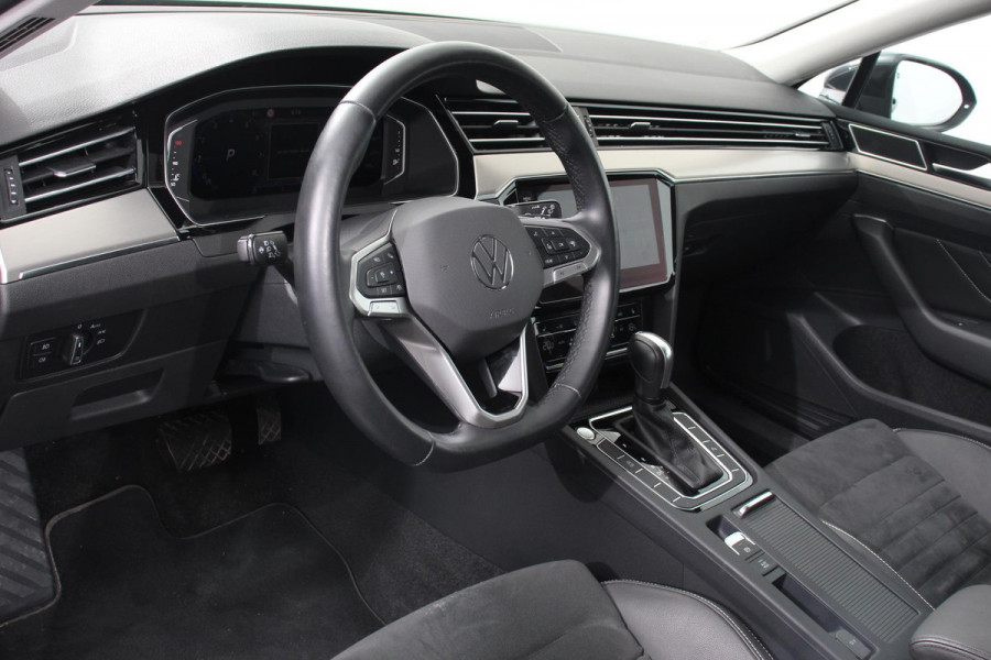 Volkswagen Passat Variant 1.5 TSI 150pk DSG Elegance Plus Pro | Navigatie | Camera | Climate Control | Adaptive Cruise Control | Elektrische Achterklep | Lane Assist | LED | DAB |