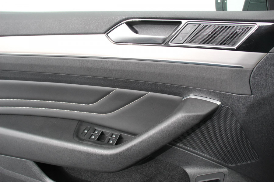 Volkswagen Passat Variant 1.5 TSI 150pk DSG Elegance Plus Pro | Navigatie | Camera | Climate Control | Adaptive Cruise Control | Elektrische Achterklep | Lane Assist | LED | DAB |