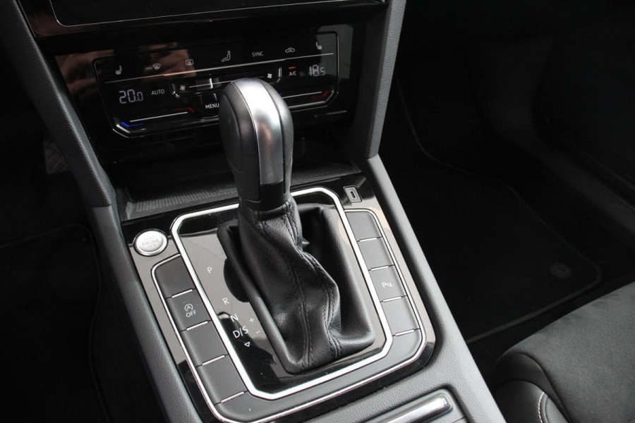 Volkswagen Passat Variant 1.5 TSI 150pk DSG Elegance Plus Pro | Navigatie | Camera | Climate Control | Adaptive Cruise Control | Elektrische Achterklep | Lane Assist | LED | DAB |
