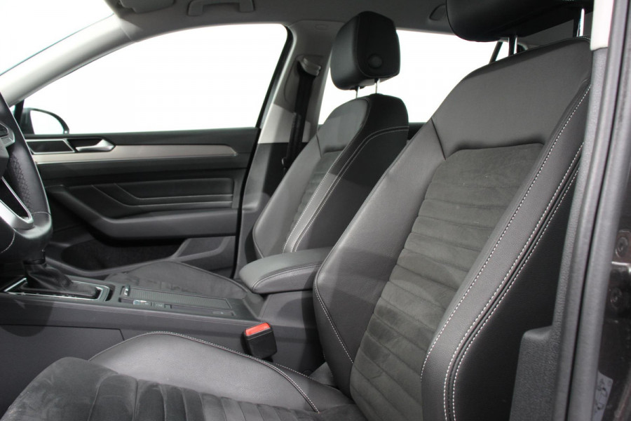 Volkswagen Passat Variant 1.5 TSI 150pk DSG Elegance Plus Pro | Navigatie | Camera | Climate Control | Adaptive Cruise Control | Elektrische Achterklep | Lane Assist | LED | DAB |