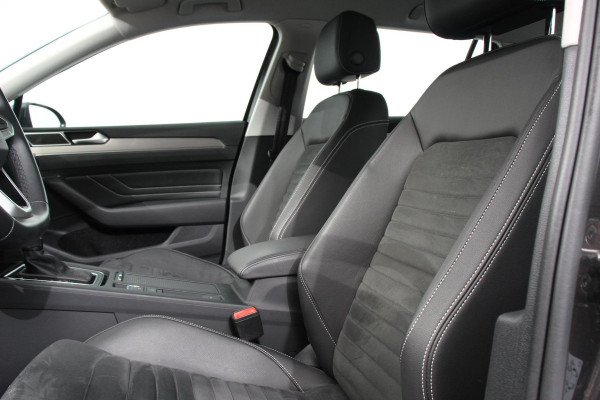 Volkswagen Passat Variant 1.5 TSI 150pk DSG Elegance Plus Pro | Navigatie | Camera | Climate Control | Adaptive Cruise Control | Elektrische Achterklep | Lane Assist | LED | DAB |