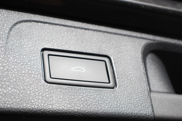 Volkswagen Passat Variant 1.5 TSI 150pk DSG Elegance Plus Pro | Navigatie | Camera | Climate Control | Adaptive Cruise Control | Elektrische Achterklep | Lane Assist | LED | DAB |