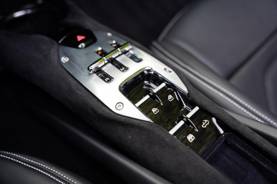 Ferrari 296 GTS 3.0 V6 F 1 Atelier Car Lifting