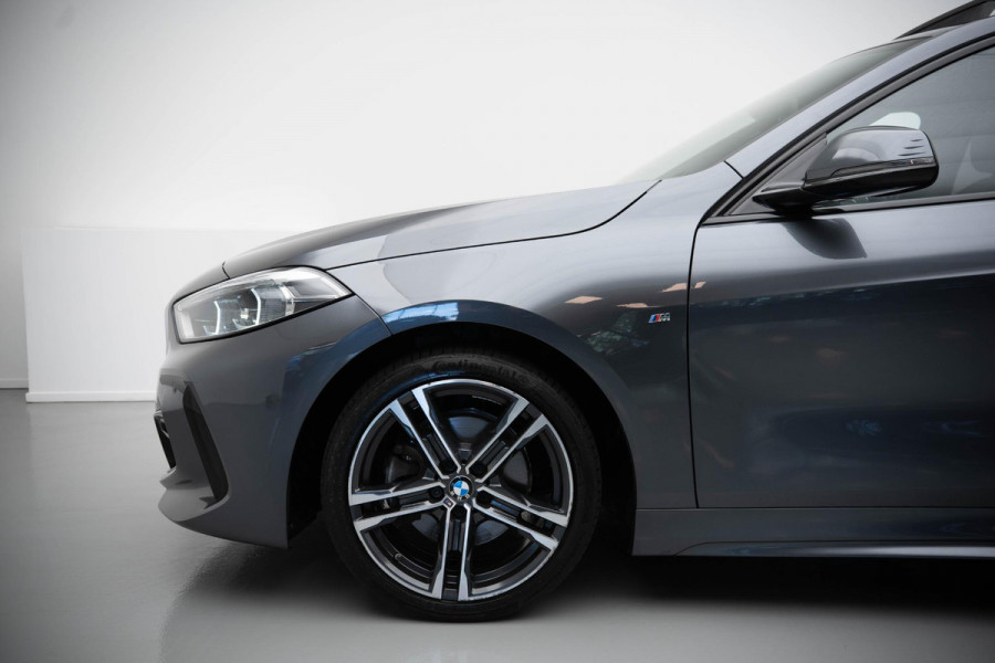 BMW 1-serie 118i High Executive |Pano|M-Pakket|Ambient|Cruise|