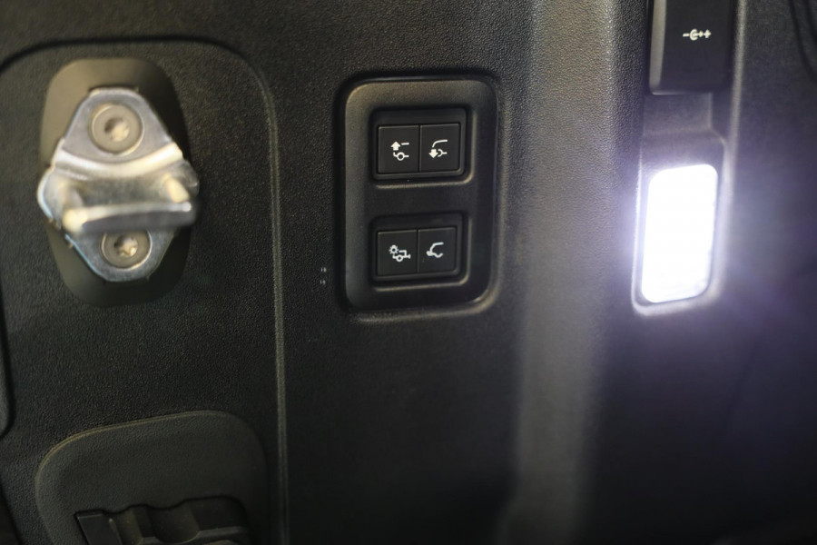 Land Rover Defender 110 2.0 P300e 110 X-Dynamic SE / Head Up / Memory / Elek Stoelen / Acc / Lane Assist / 360 Camera / Open Pano