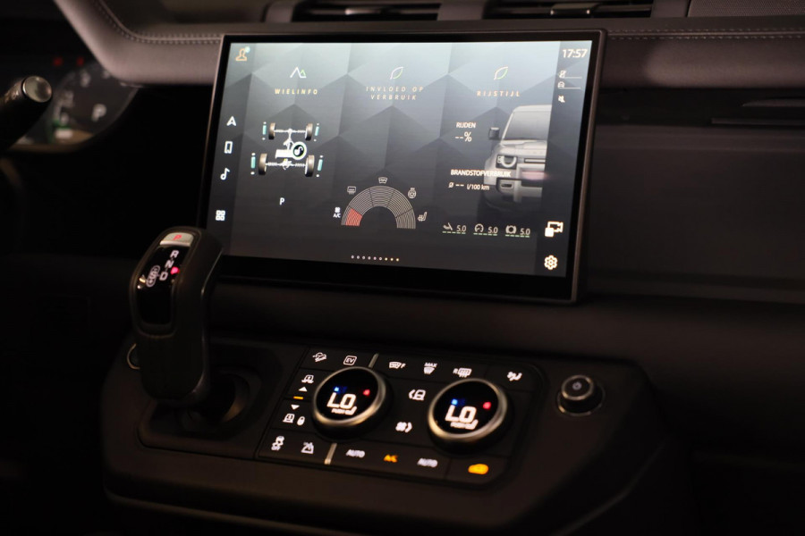 Land Rover Defender 110 2.0 P300e 110 X-Dynamic SE / Head Up / Memory / Elek Stoelen / Acc / Lane Assist / 360 Camera / Open Pano