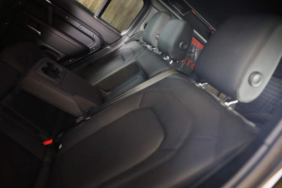 Land Rover Defender 110 2.0 P300e 110 X-Dynamic SE / Head Up / Memory / Elek Stoelen / Acc / Lane Assist / 360 Camera / Open Pano
