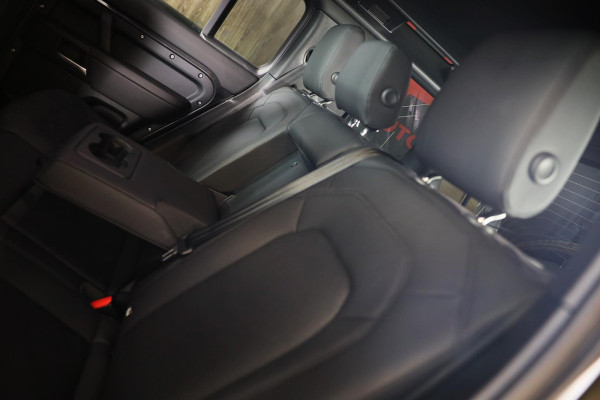Land Rover Defender 110 2.0 P300e 110 X-Dynamic SE / Head Up / Memory / Elek Stoelen / Acc / Lane Assist / 360 Camera / Open Pano