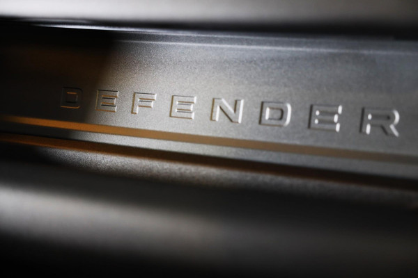 Land Rover Defender 110 2.0 P300e 110 X-Dynamic SE / Head Up / Memory / Elek Stoelen / Acc / Lane Assist / 360 Camera / Open Pano