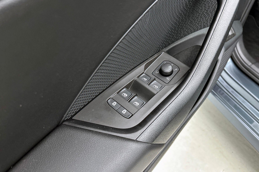 Škoda Octavia Combi 1.0 TSI Ambition Business (TREKHAAK ELEKT. INKLAPBAAR, STUURVERWARMING, PDC, CARPLAY, GOED ONDERHOUDEN)