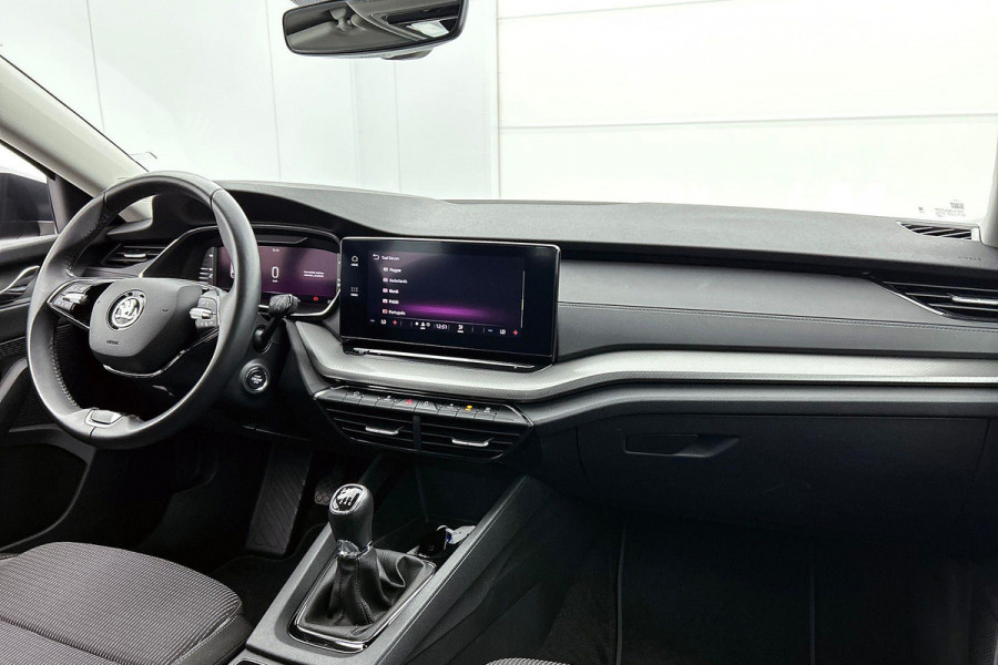 Škoda Octavia Combi 1.0 TSI Ambition Business (TREKHAAK ELEKT. INKLAPBAAR, STUURVERWARMING, PDC, CARPLAY, GOED ONDERHOUDEN)