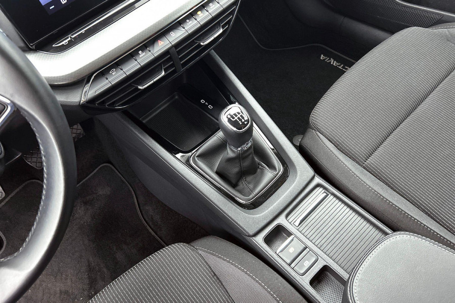 Škoda Octavia Combi 1.0 TSI Ambition Business (TREKHAAK ELEKT. INKLAPBAAR, STUURVERWARMING, PDC, CARPLAY, GOED ONDERHOUDEN)