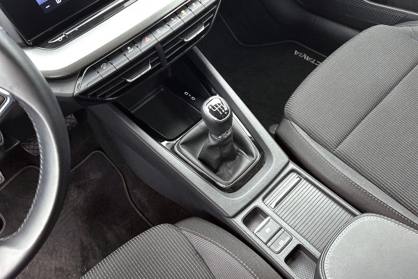 Škoda Octavia Combi 1.0 TSI Ambition Business (TREKHAAK ELEKT. INKLAPBAAR, STUURVERWARMING, PDC, CARPLAY, GOED ONDERHOUDEN)