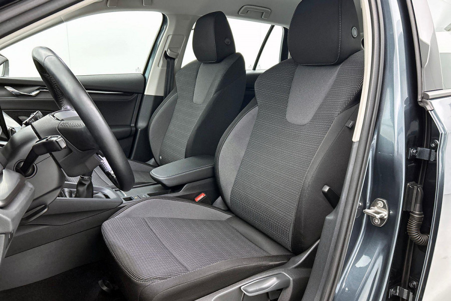 Škoda Octavia Combi 1.0 TSI Ambition Business (TREKHAAK ELEKT. INKLAPBAAR, STUURVERWARMING, PDC, CARPLAY, GOED ONDERHOUDEN)