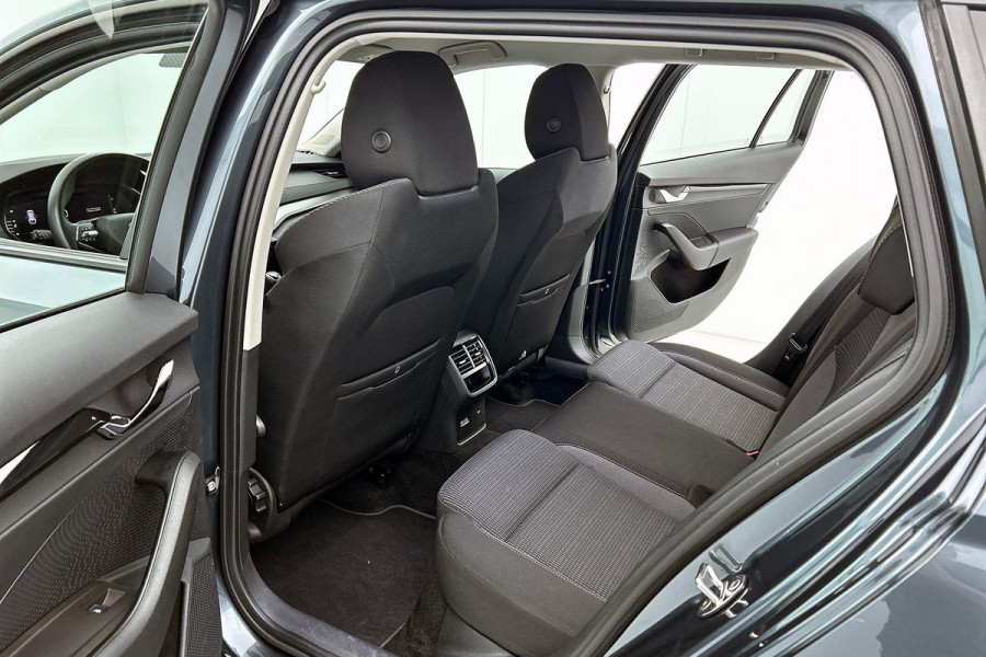 Škoda Octavia Combi 1.0 TSI Ambition Business (TREKHAAK ELEKT. INKLAPBAAR, STUURVERWARMING, PDC, CARPLAY, GOED ONDERHOUDEN)