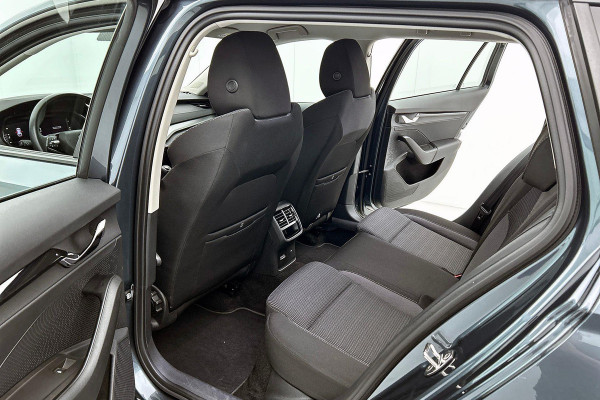Škoda Octavia Combi 1.0 TSI Ambition Business (TREKHAAK ELEKT. INKLAPBAAR, STUURVERWARMING, PDC, CARPLAY, GOED ONDERHOUDEN)