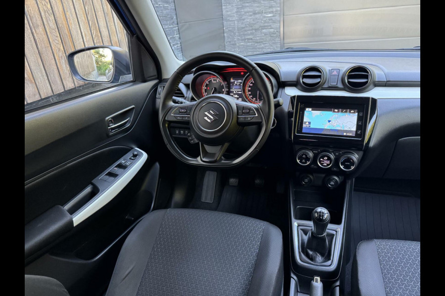 Suzuki Swift 1.0 Stijl Smart Hybrid Navigatiesysteem | LED | Stoelverwarming voor | Getint glas | Achteruitrijcamera | Adaptieve cruise contr