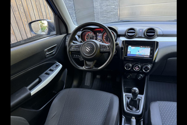 Suzuki Swift 1.0 Stijl Smart Hybrid Navigatiesysteem | LED | Stoelverwarming voor | Getint glas | Achteruitrijcamera | Adaptieve cruise contr