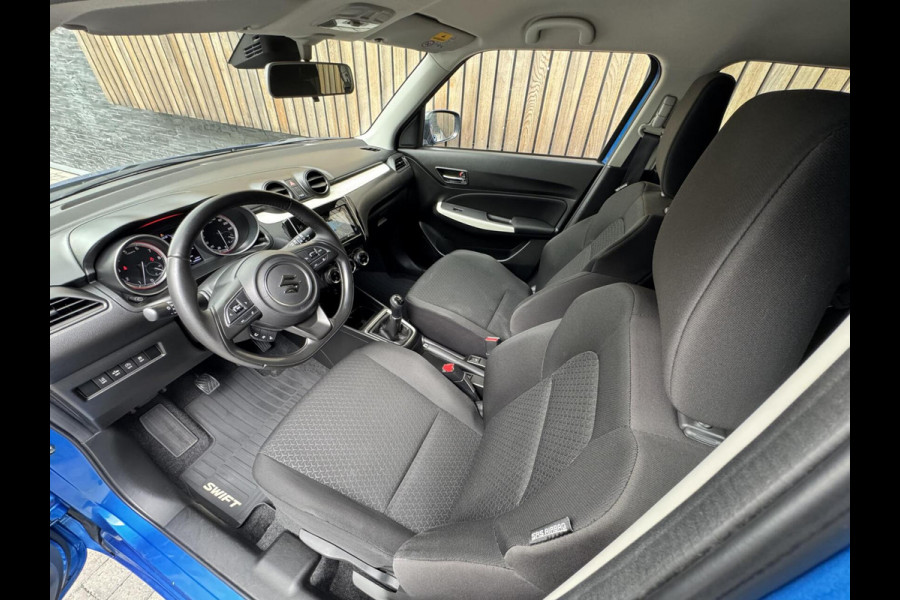 Suzuki Swift 1.0 Stijl Smart Hybrid Navigatiesysteem | LED | Stoelverwarming voor | Getint glas | Achteruitrijcamera | Adaptieve cruise contr