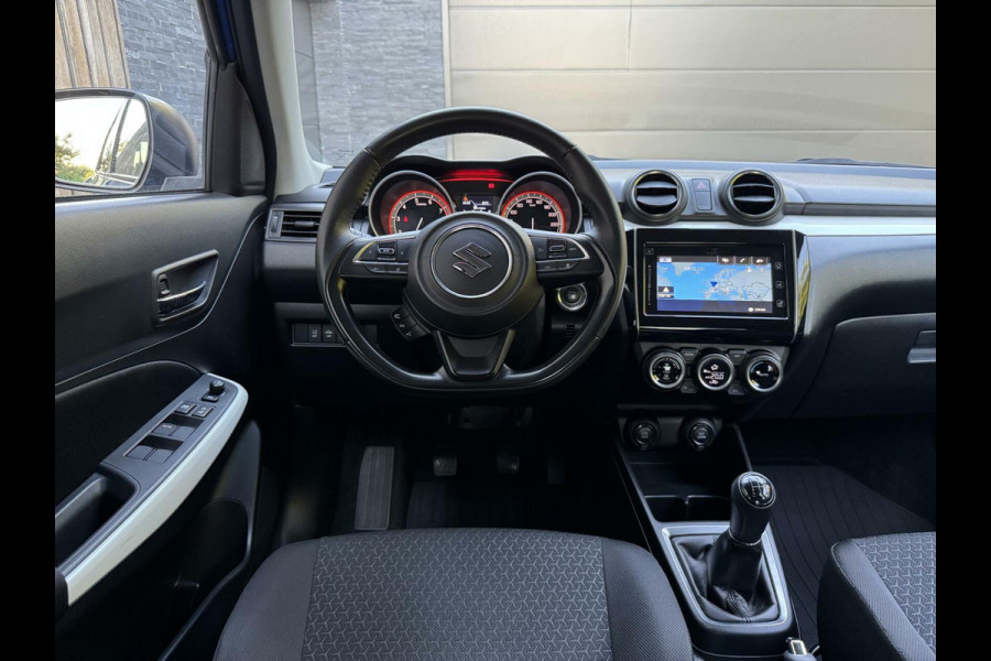 Suzuki Swift 1.0 Stijl Smart Hybrid Navigatiesysteem | LED | Stoelverwarming voor | Getint glas | Achteruitrijcamera | Adaptieve cruise contr