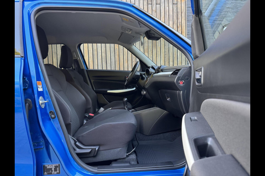 Suzuki Swift 1.0 Stijl Smart Hybrid Navigatiesysteem | LED | Stoelverwarming voor | Getint glas | Achteruitrijcamera | Adaptieve cruise contr
