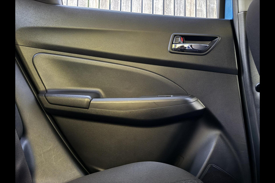 Suzuki Swift 1.0 Stijl Smart Hybrid Navigatiesysteem | LED | Stoelverwarming voor | Getint glas | Achteruitrijcamera | Adaptieve cruise contr