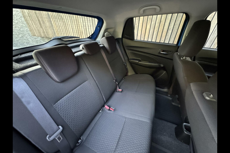 Suzuki Swift 1.0 Stijl Smart Hybrid Navigatiesysteem | LED | Stoelverwarming voor | Getint glas | Achteruitrijcamera | Adaptieve cruise contr