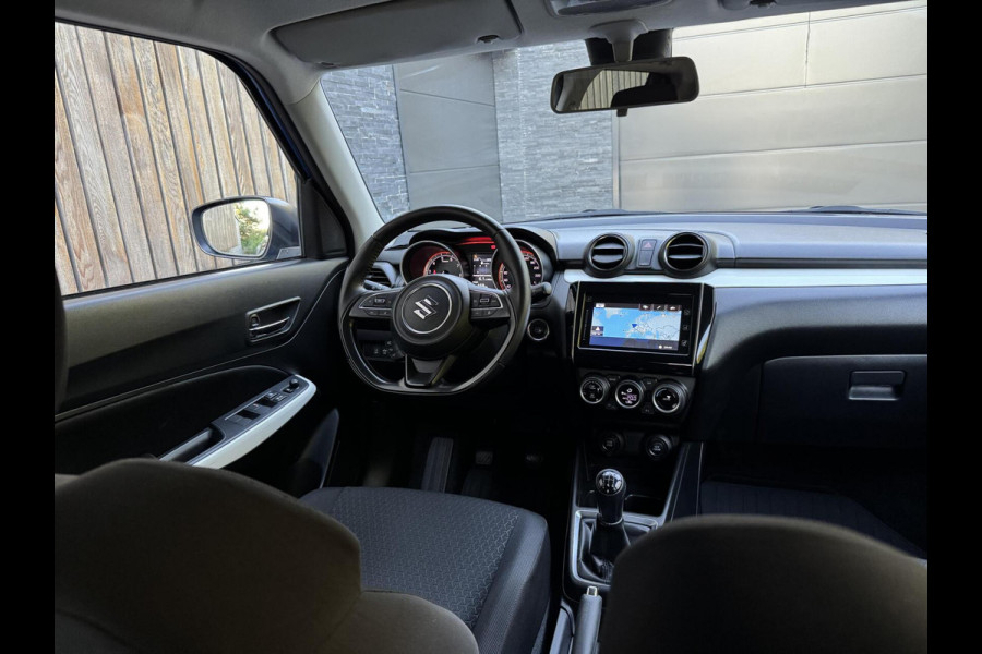 Suzuki Swift 1.0 Stijl Smart Hybrid Navigatiesysteem | LED | Stoelverwarming voor | Getint glas | Achteruitrijcamera | Adaptieve cruise contr