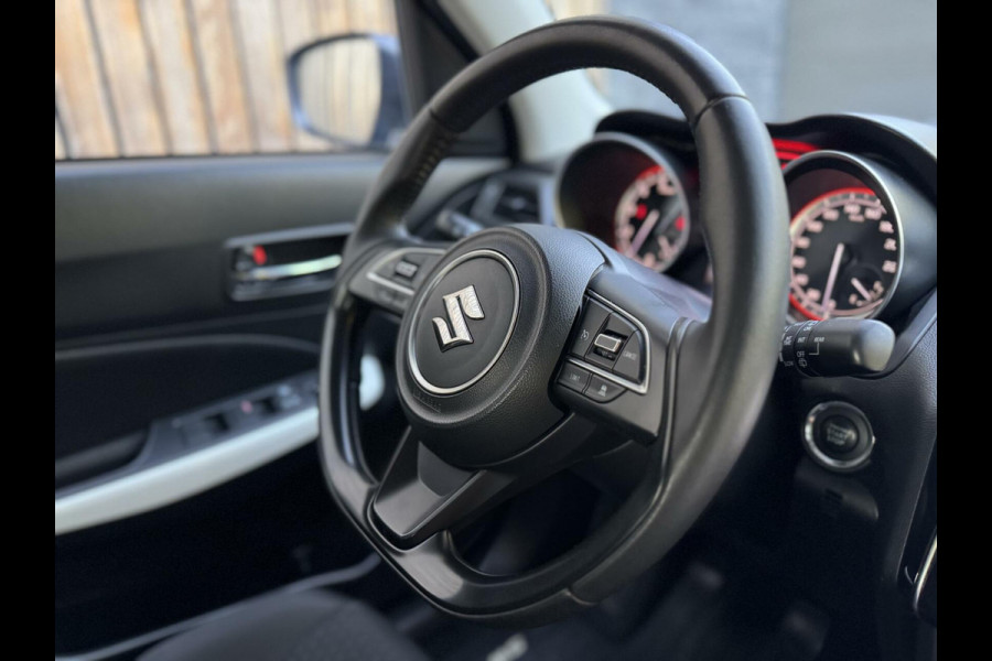 Suzuki Swift 1.0 Stijl Smart Hybrid Navigatiesysteem | LED | Stoelverwarming voor | Getint glas | Achteruitrijcamera | Adaptieve cruise contr