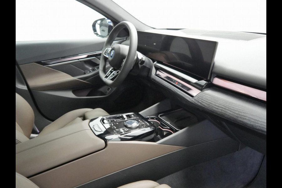 BMW i5 Touring eDrive40 M-Sport Pro - Onderstel Prof - Bowers & Wilkins - Trekhaak - Pano