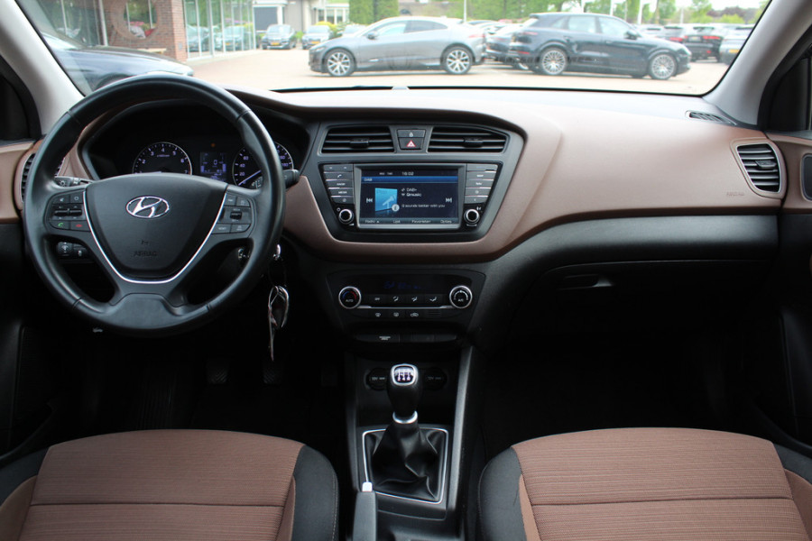 Hyundai i20 1.0 T-GDI Comfort / Trekhaak / Camera / Navigatie / Parkeerhulp achter / Cruise Control / Getint glas