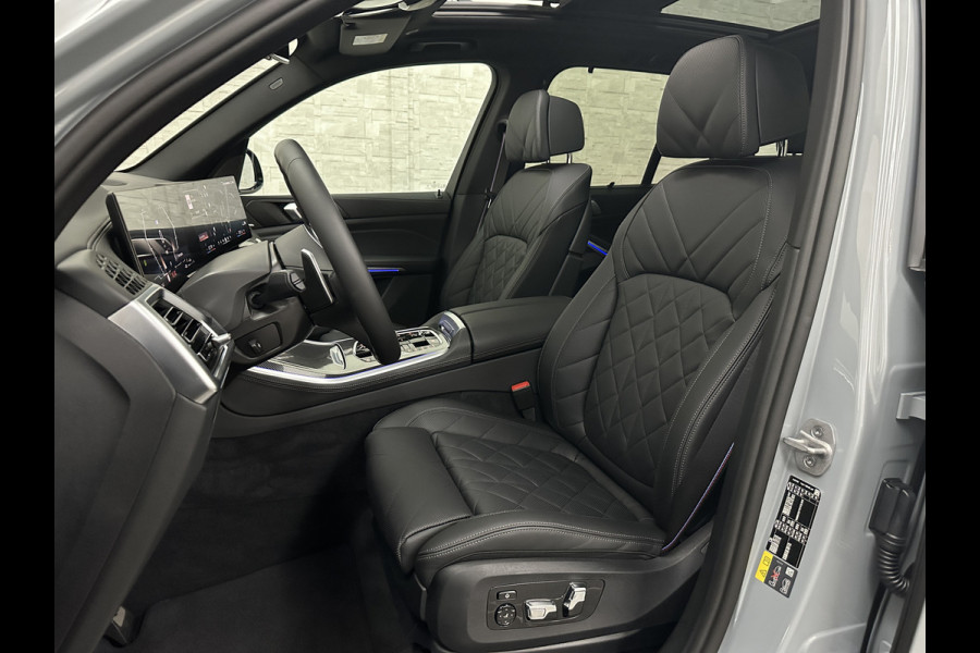 BMW X5 50e M-Sport Pro | 360 Camera | ACC | Panorama | Carbon | Head-Up | Trekhaak | Harman-Kardon | Memory | 22 inch | Comfortstoelen | Stoelverwarming V+A | Keyless-Entry | M-Gordels | Iconic-Glow | Stuurverwarming | ISO-Glas | Luchtvering | Zonwering | Carplay |