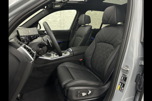BMW X5 50e M-Sport Pro | 360 Camera | ACC | Panorama | Carbon | Head-Up | Trekhaak | Harman-Kardon | Memory | 22 inch | Comfortstoelen | Stoelverwarming V+A | Keyless-Entry | M-Gordels | Iconic-Glow | Stuurverwarming | ISO-Glas | Luchtvering | Zonwering | Carplay |