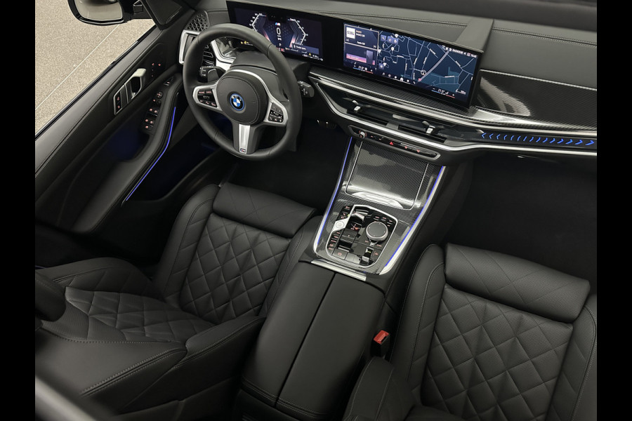 BMW X5 50e M-Sport Pro | 360 Camera | ACC | Panorama | Carbon | Head-Up | Trekhaak | Harman-Kardon | Memory | 22 inch | Comfortstoelen | Stoelverwarming V+A | Keyless-Entry | M-Gordels | Iconic-Glow | Stuurverwarming | ISO-Glas | Luchtvering | Zonwering | Carplay |
